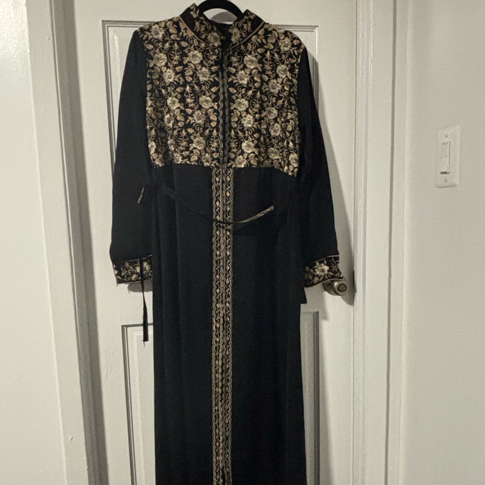 Elegant Black and Gold Women's abaya